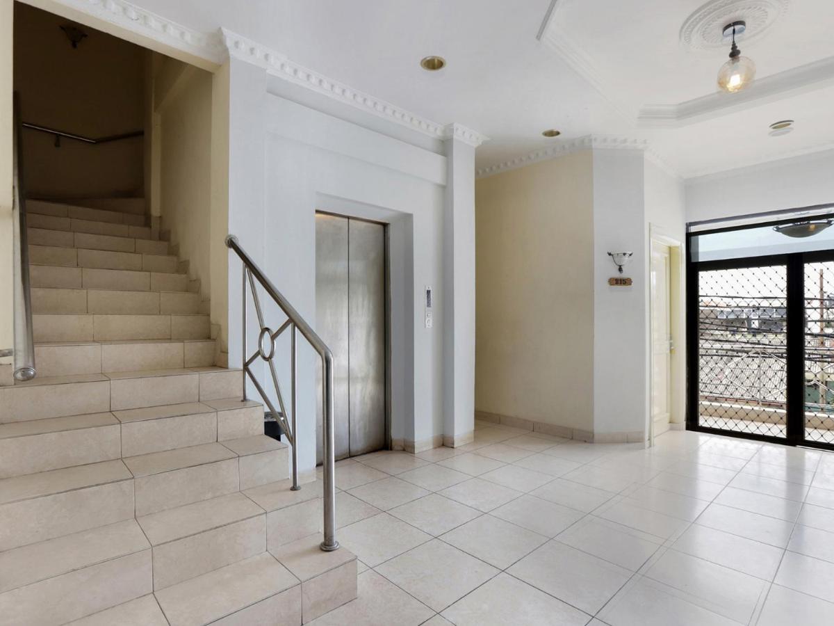 Capital O 297 45 Residence Jakarta Buitenkant foto